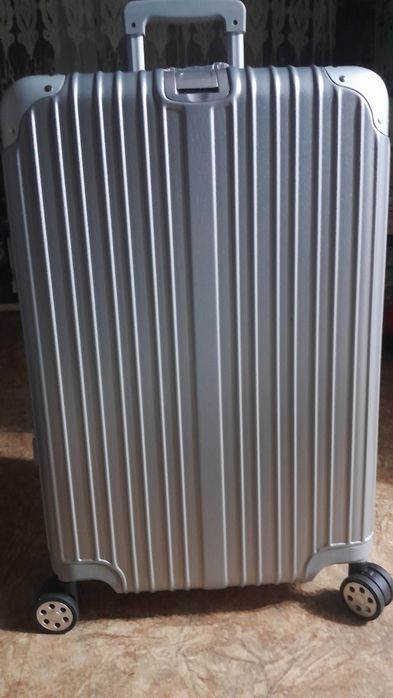 Продаю  чемодан новый