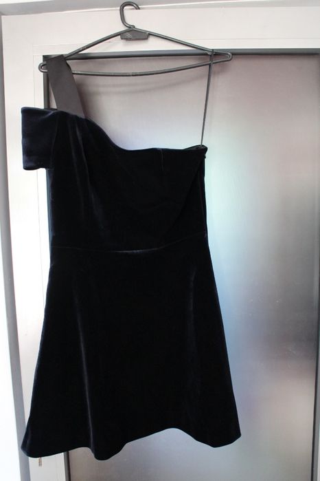 Дизайнерска черна рокля от кадифе с едно рамо