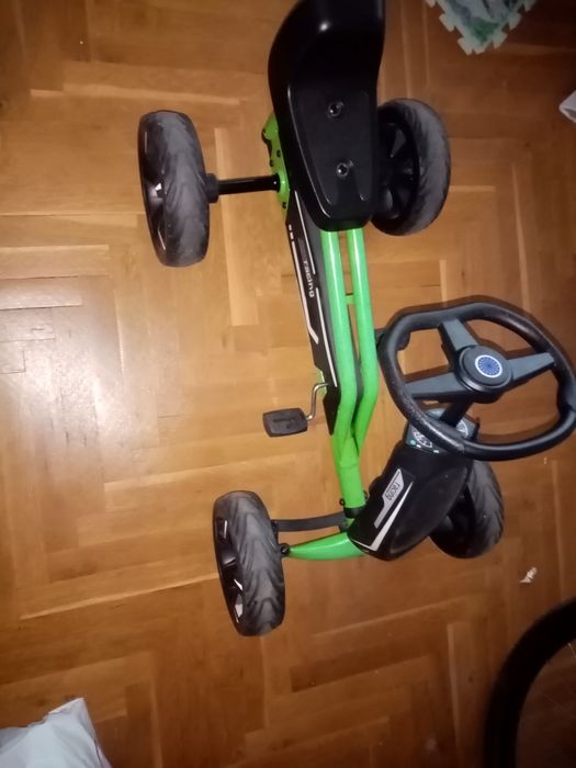 Детска кола с педали