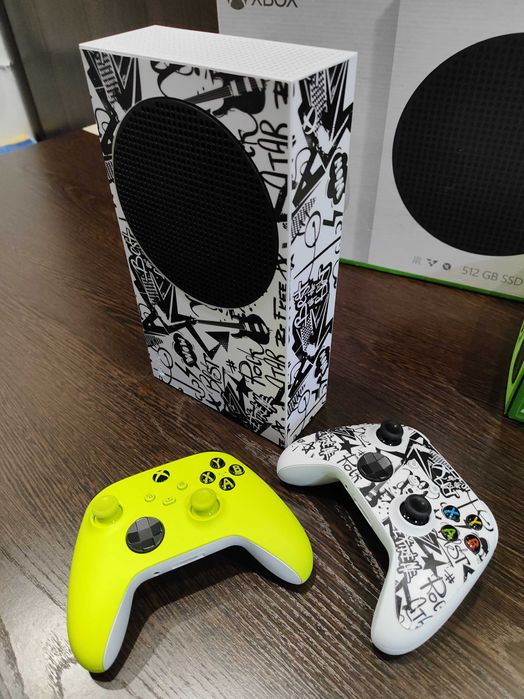 Продам консоль Xbox Series S