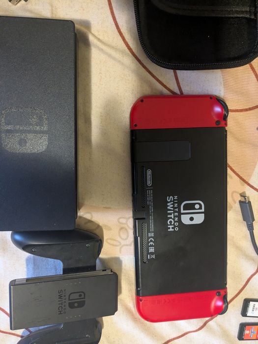 Consolă Nintendo Switch, plus 2 jocuri.