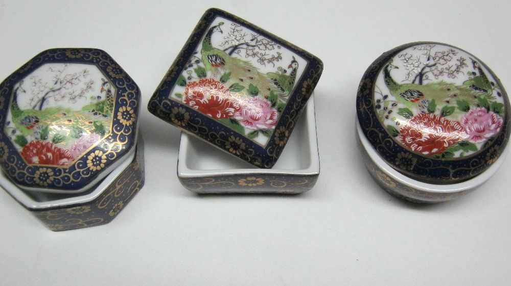 Lot, 3 casete mici,portelan China,cu capace.