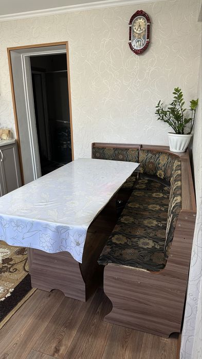 Кухонный стол и стулья