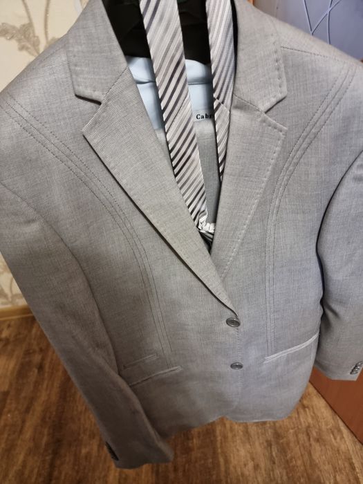 Продам костюм молодежный