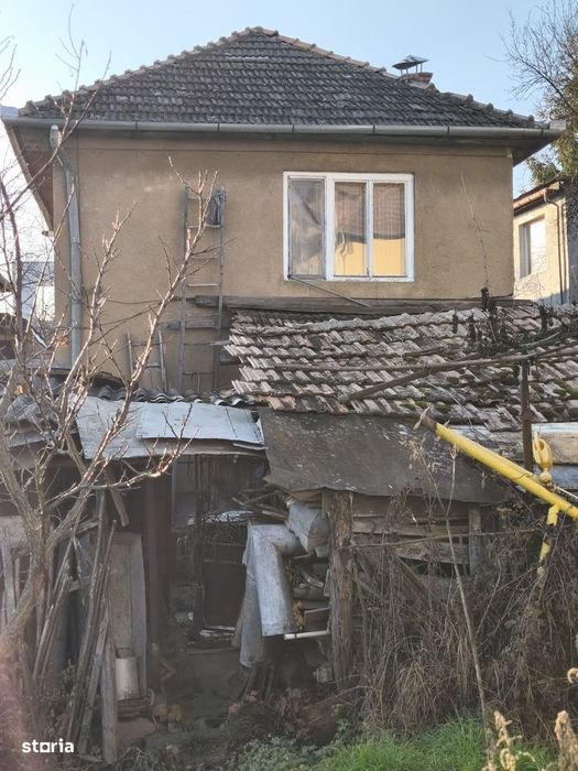Casă cu 6 camere în Dâmbul Rotund