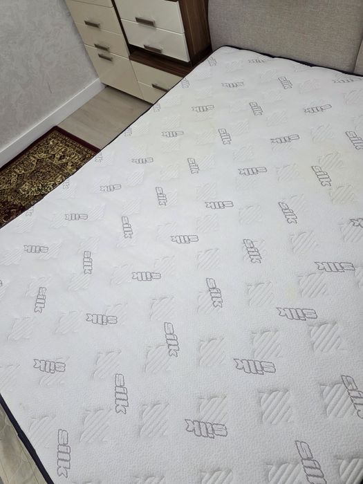 Продам двухспальную кровать с матрасом