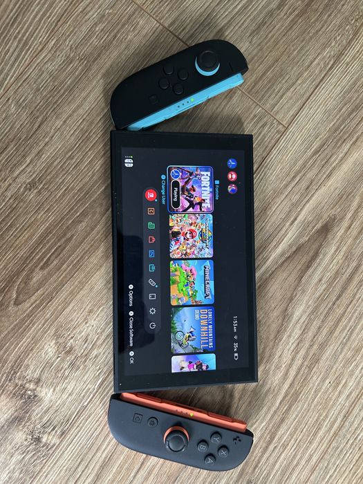 Nintendo switch 2 fiarte putin folost nicio zgrietura (il vînd cu controler si jocuri)