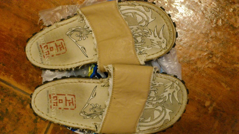 Продавам летни чехли юношески. Леки и удобни