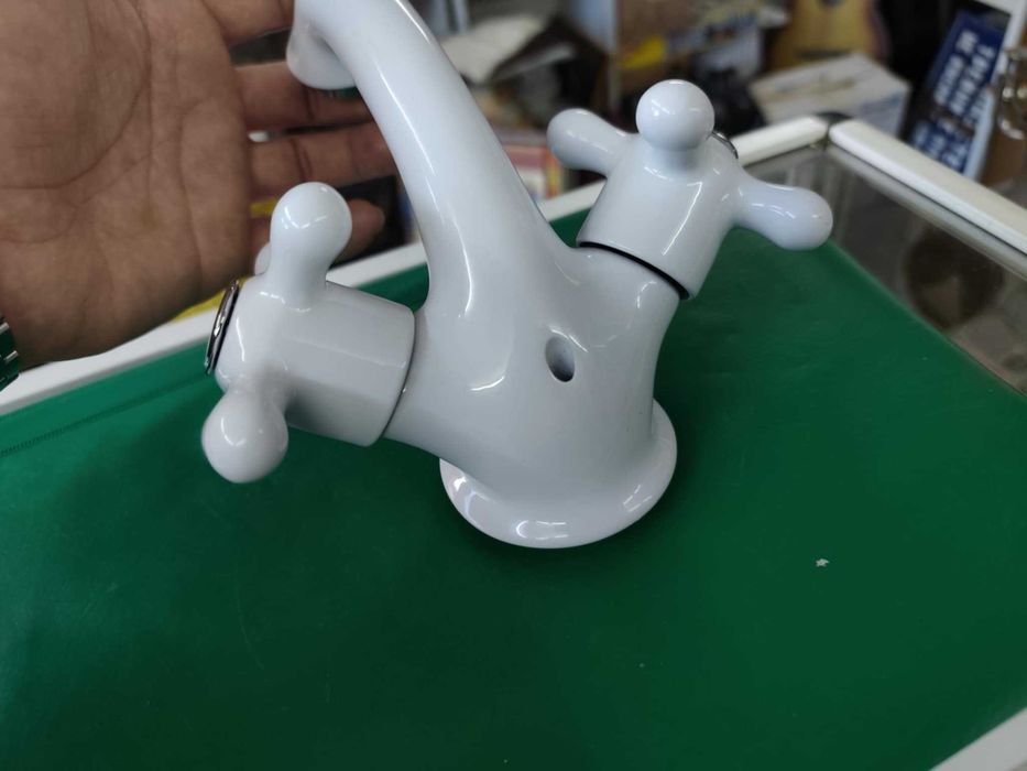 Нов бял смесител за мивка