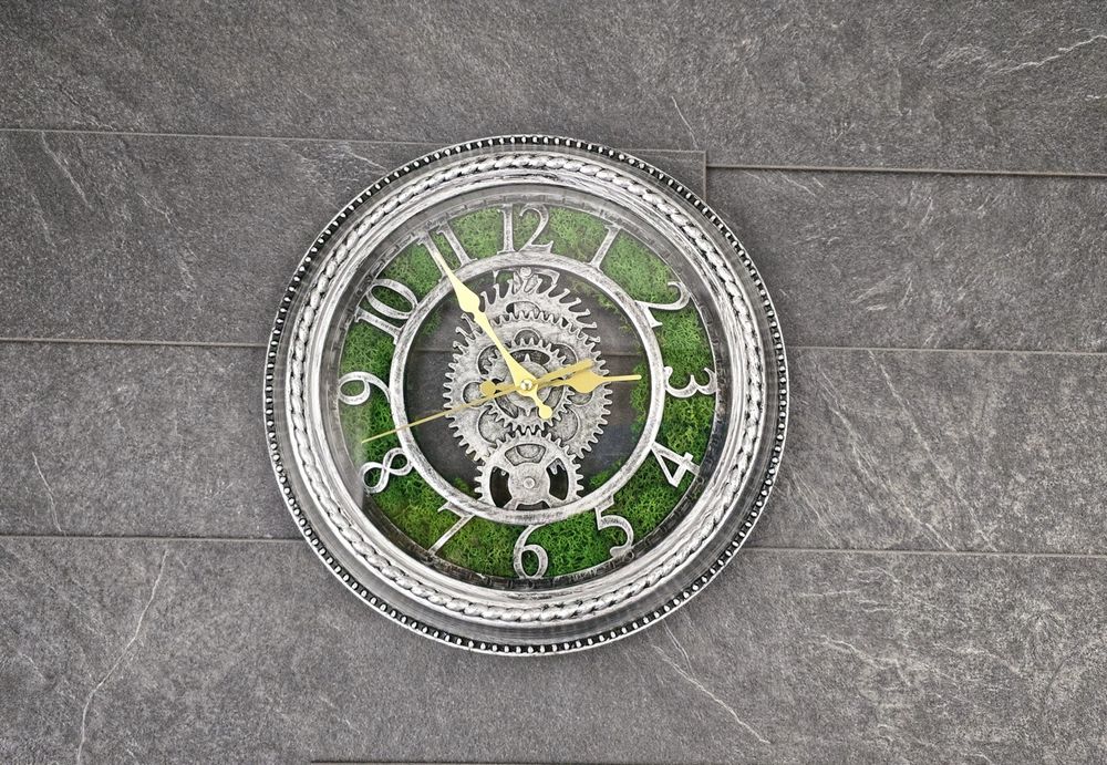 Часовник декориран с напълно естествен скандинавски мъх