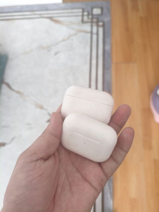 Продам 2 кейса и левое ухо от Airpods 2 серий