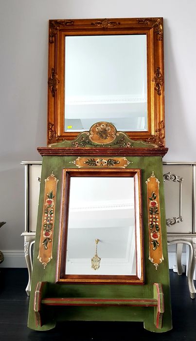 Oglindă veche cu ramă din lemn masiv