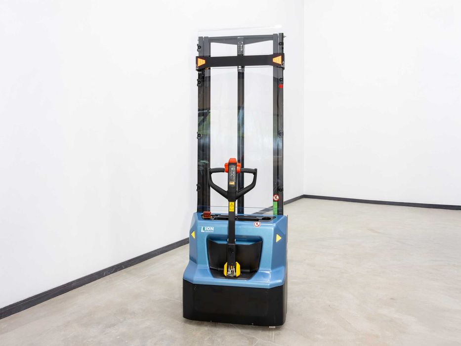 Штабелер электрический / Штаблер  Royal Forklift 1 200кг/ 3 600мм
