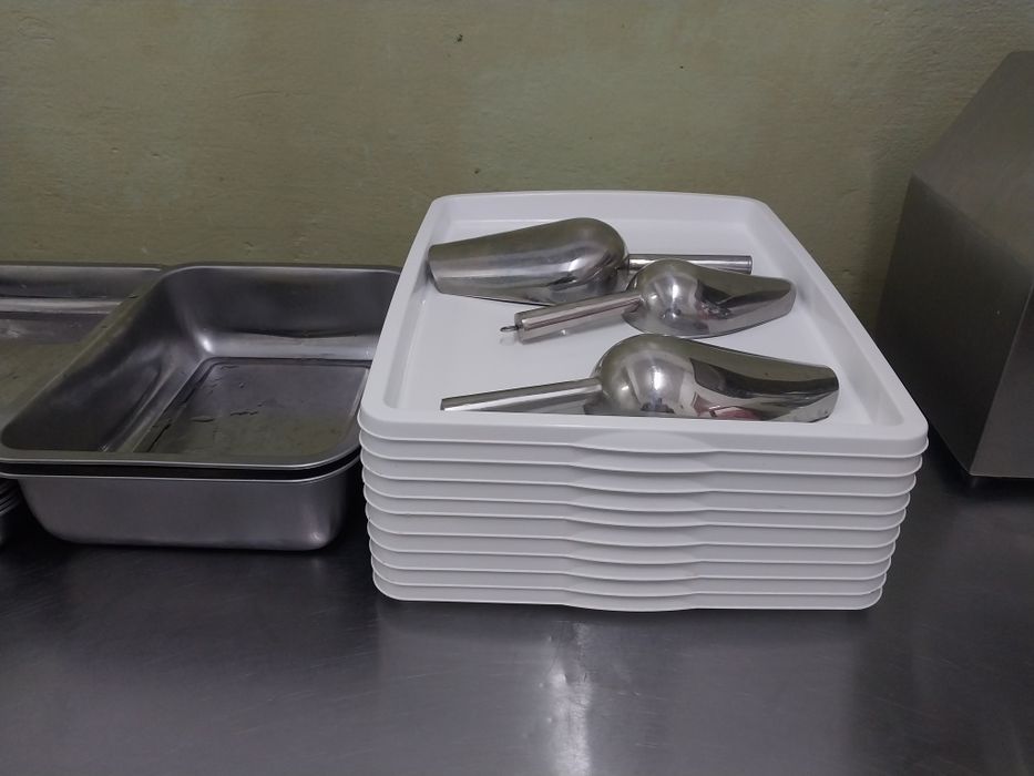 Продам подносы металлические