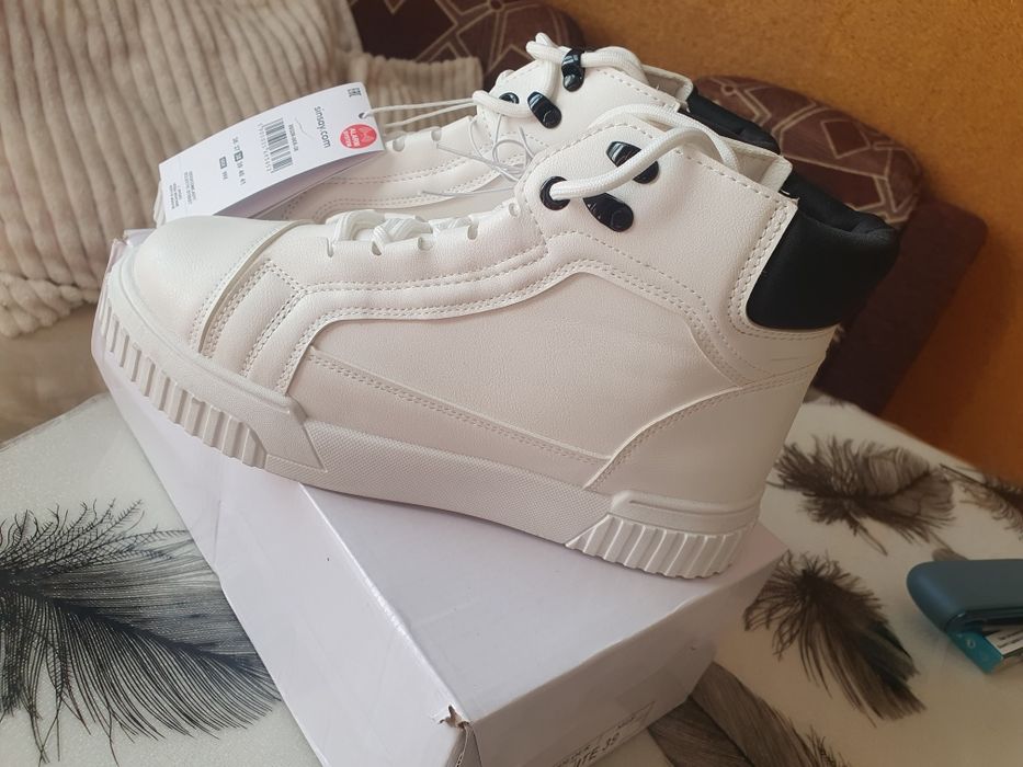 Бели кожени обувки