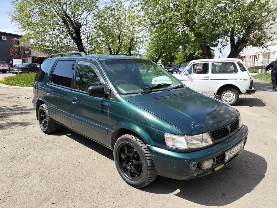 Продам минивэн Mitsubishi Chariot 2 л