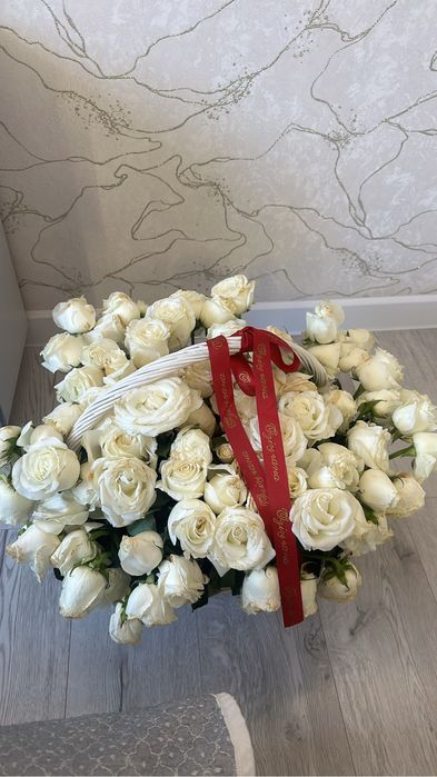 Букет корзина белый розы