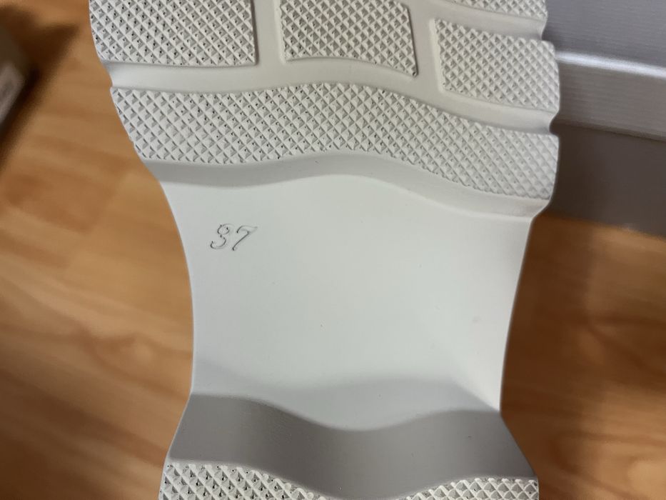 Чисто нови дамски боти