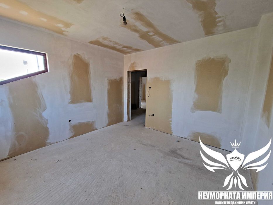 Двуетажна къща 160РЗП с голям двор 1250кв. двор в село Избеглии