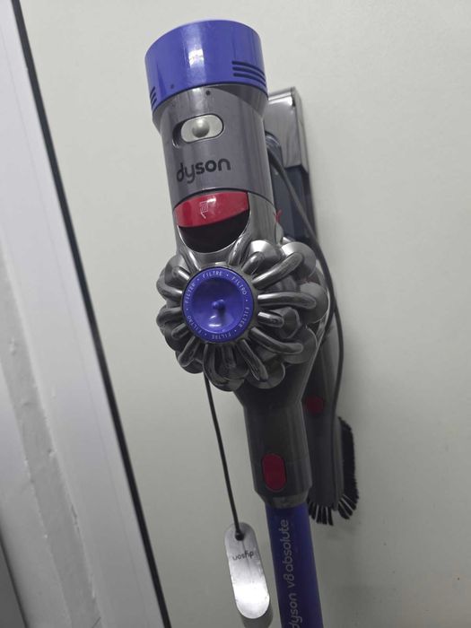 Безжична вертикална прахосмукачка Dyson V8