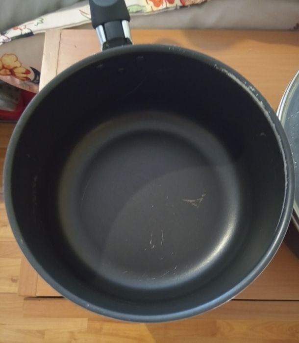 Set 3 tigăi antiaderente cu capac  folosite ,in stare foarte buna