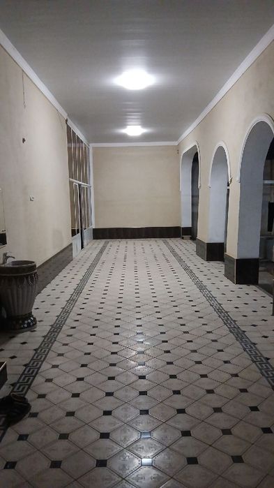 Uyda svet gaz bor pishigʻ gʻisht plitadan qurilgan