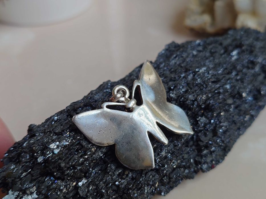 Pandantiv din argint cu email cu reprezentarea unui fluture