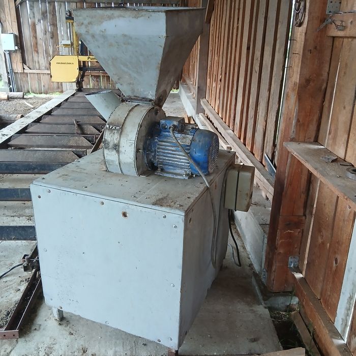 Moara trifazică cu ladă