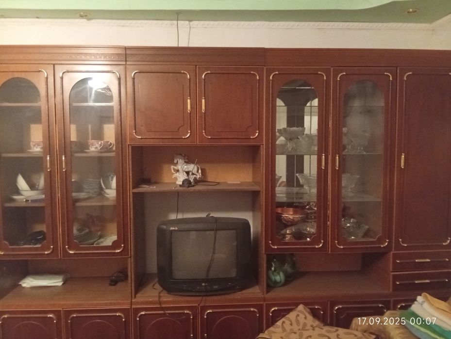 Продаеться сервант