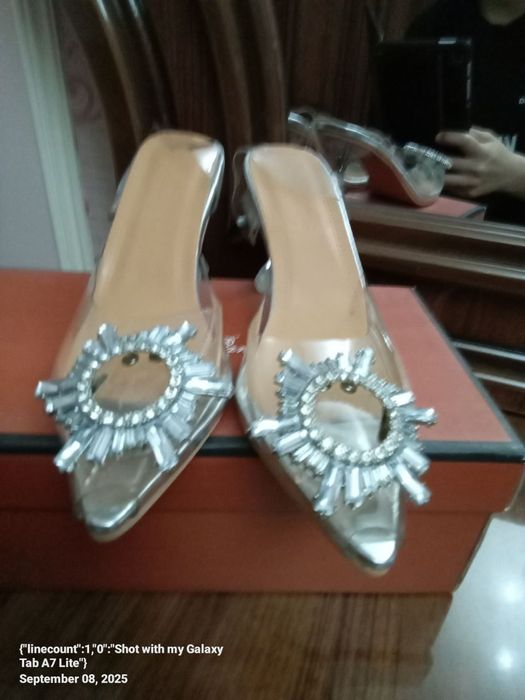 Ayollar tuflisi sotiladi