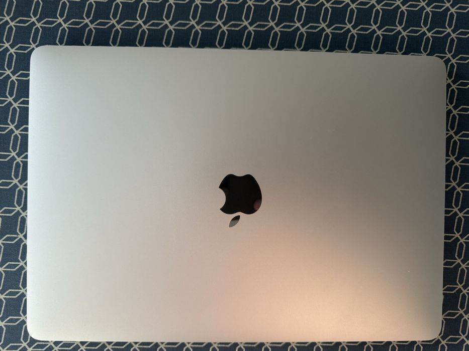 MacBook Pro 13” 2020 | 8GB RAM | 256GB | Touch Bar | Baterie 93%