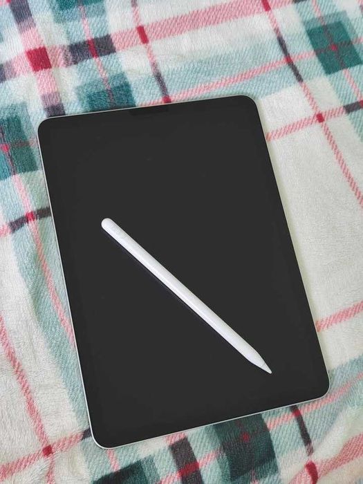 Apple iPad Air 5 10.9 inch + Apple Pencil 2nd gen. + Husă cu tastatură
