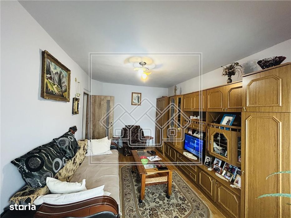 Ap decomandat, cu 2 camere, balcon, etaj intermediar - M. Viteazu