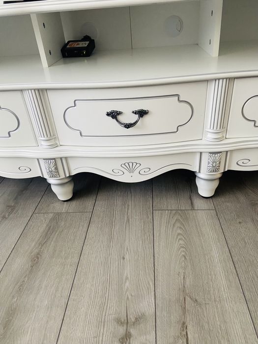 Тумба под телевизор белая