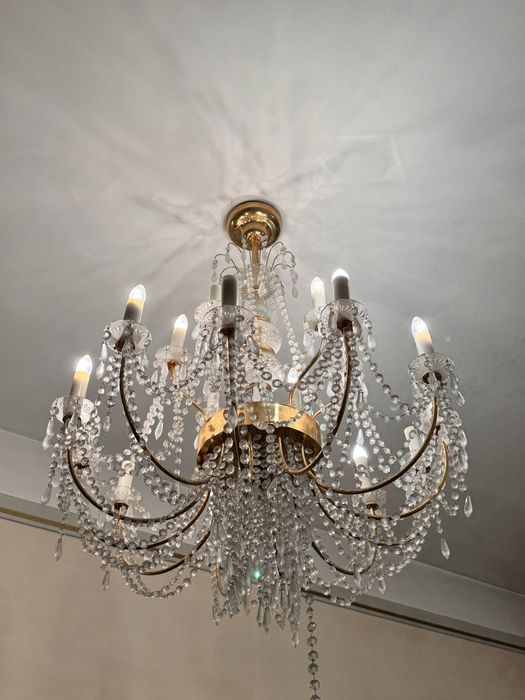 Продаетсья люстра