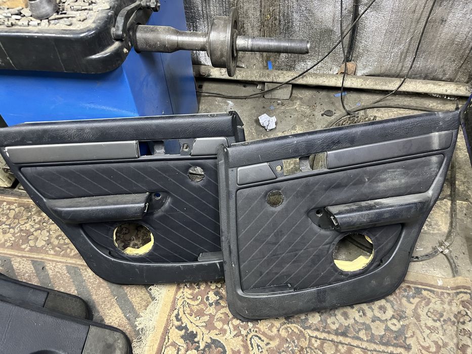 Продам дверные карты на АУДИ 100 с4