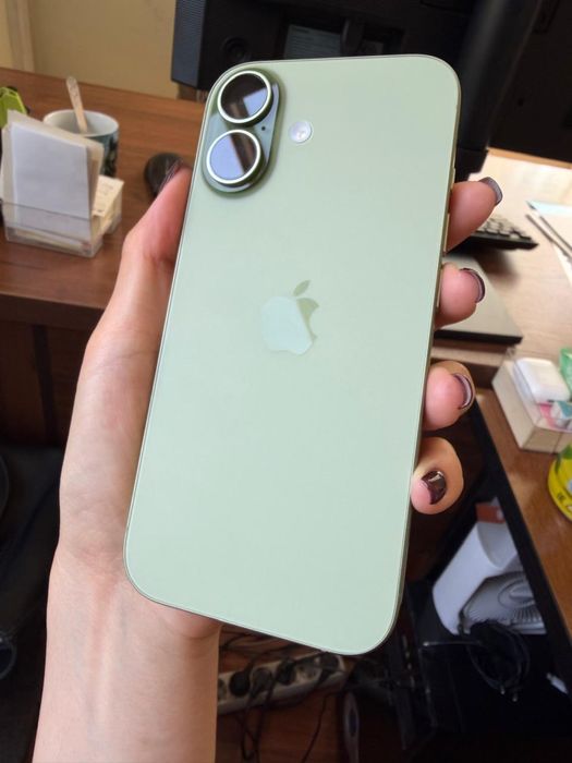 Iphone 17 256 gb в зеленом цвете.
