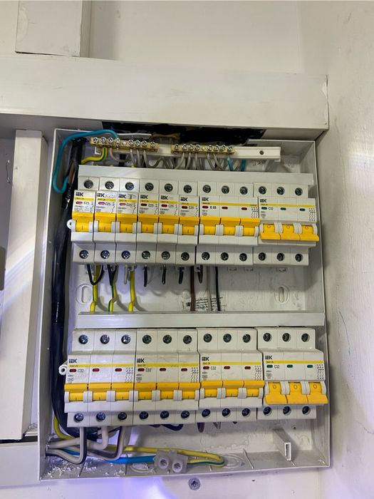 Шебер электрик. /  Мастер электрик