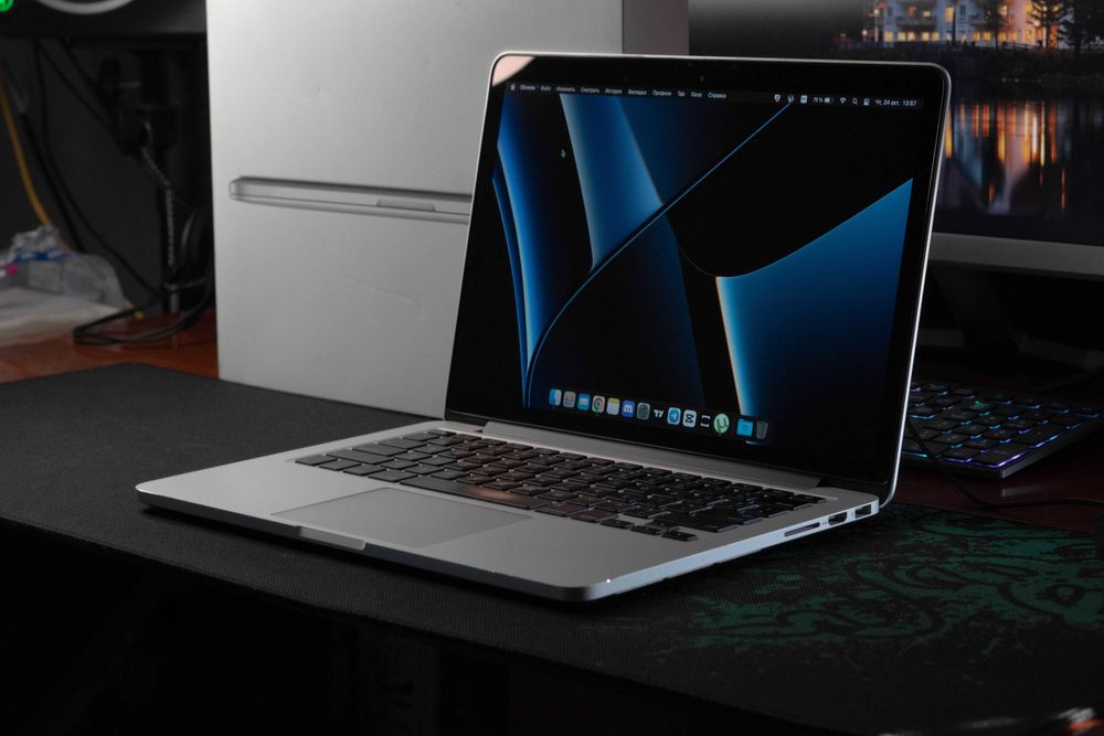 MacBook Pro (с дисплеем Retina, 13 дюйм., mid 15)