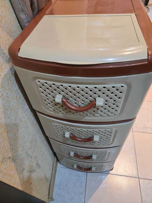 Пластмасов шкаф с 4 чекмеджета