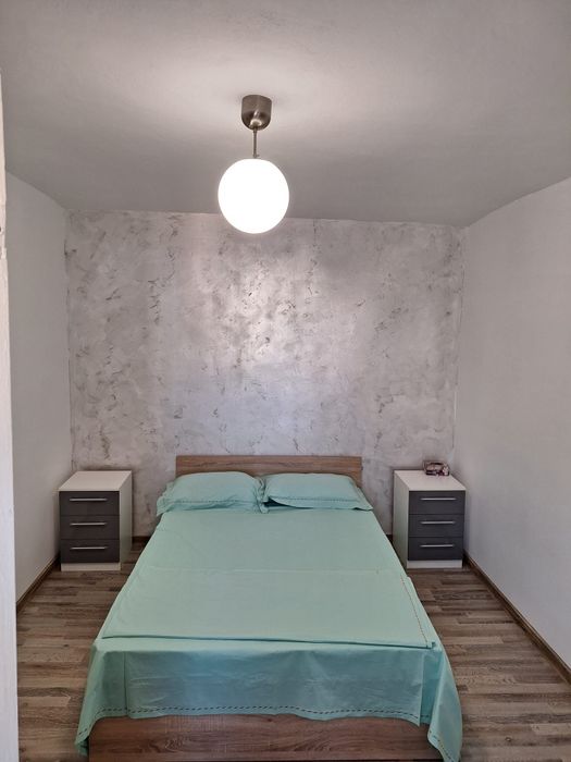 Închiriez garsoniera etaj1