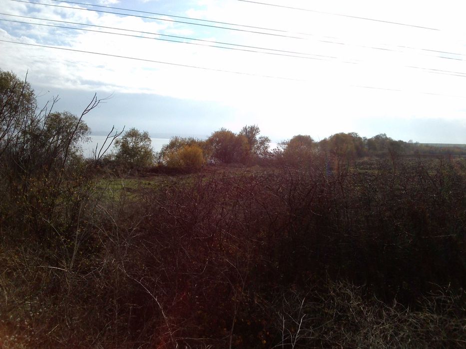 Продава парцел, подходящ за инвестиционни цели.