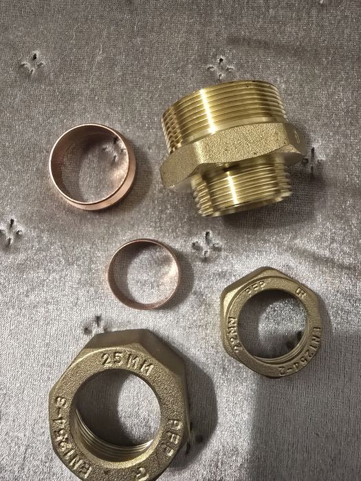 Lot 5 racorduri compresie alamă 25 mm / 22 mm (fitinguri masive EN1254) – NOI