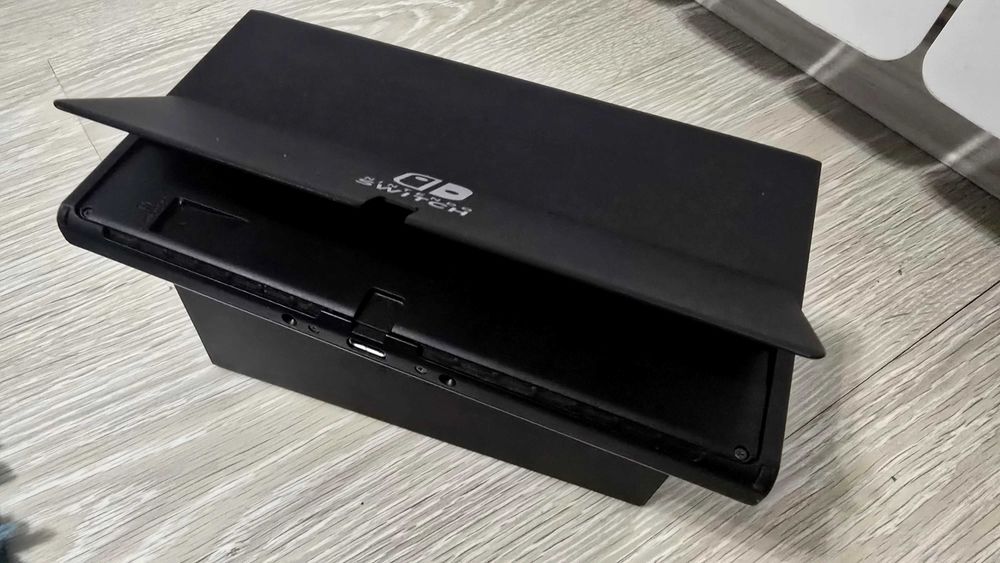 ПЕРФЕКТЕН Nintendo Switch OLED + 2 Игри Подарък! (Като Нов)