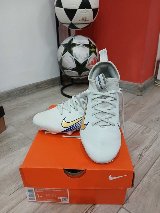 Футболни стоножки и бутонки