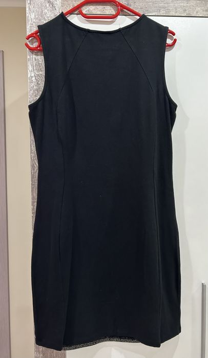 Къса черна рокля