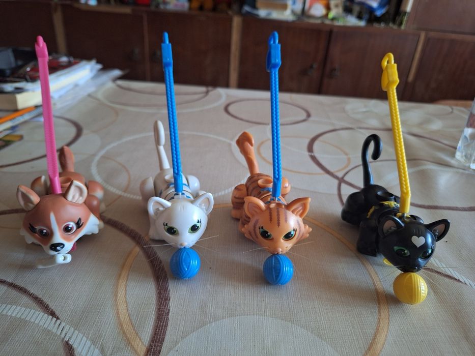Малки играчки котенца и кученце