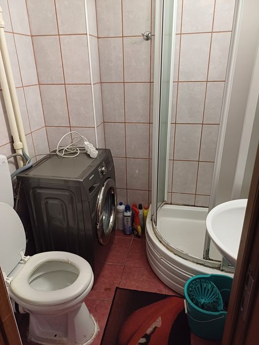 Închiriez apartament cu 2 camere