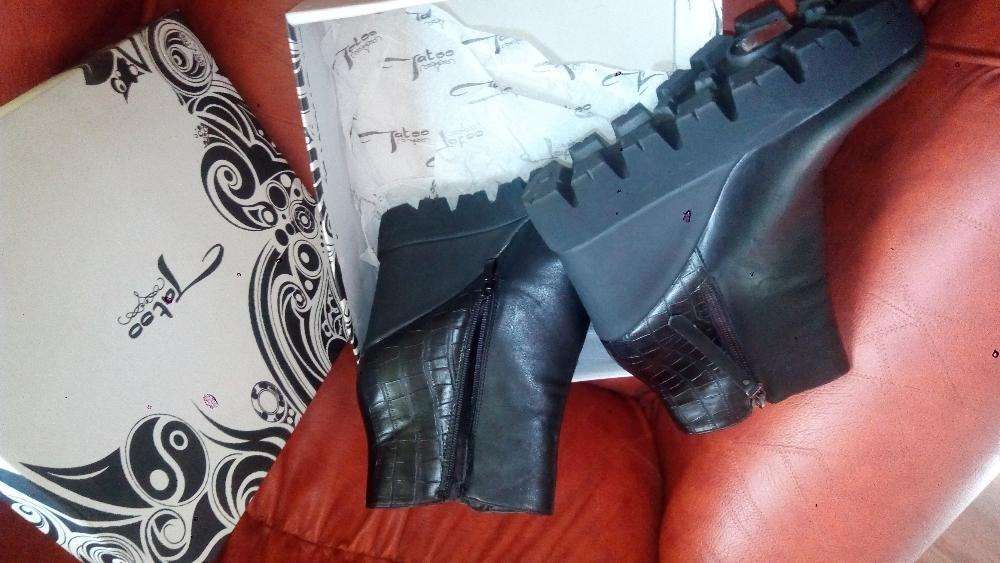 Vand ghete negre cu toc marimea 41