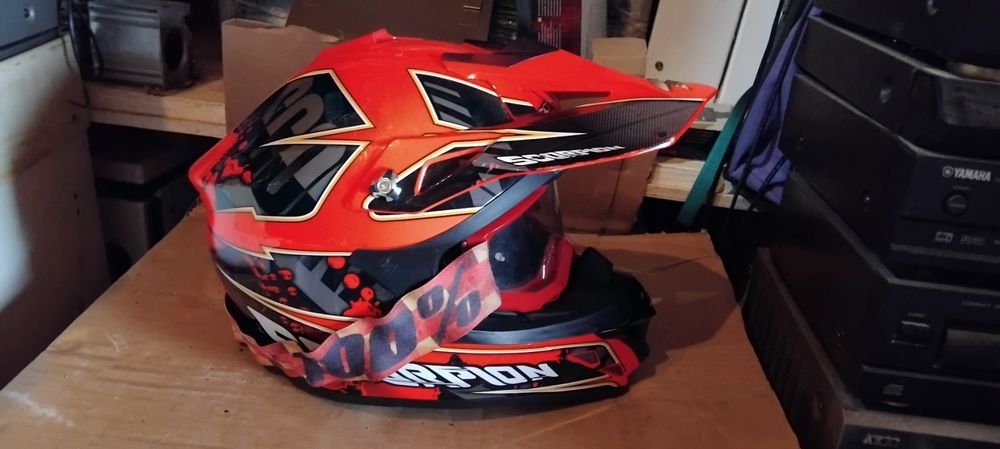 Мотоциклетна екипировка (боти,шлем)